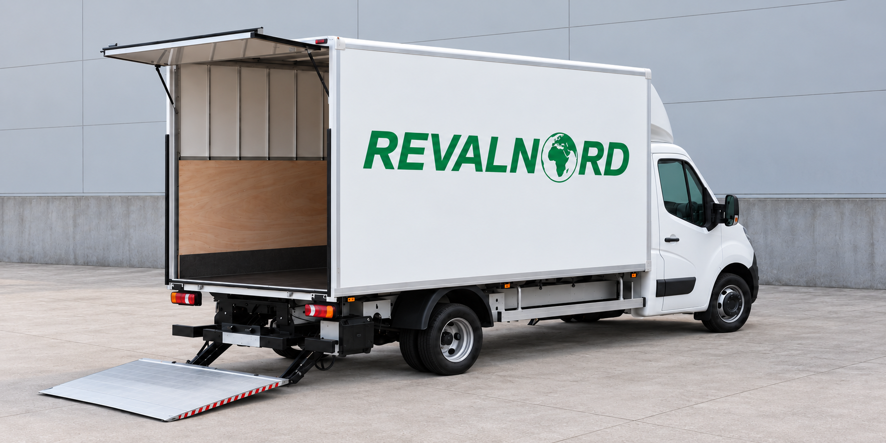 Camionnette blanche Revalnord, avec caisse ouverte et hayon abaissé pour le chargement.