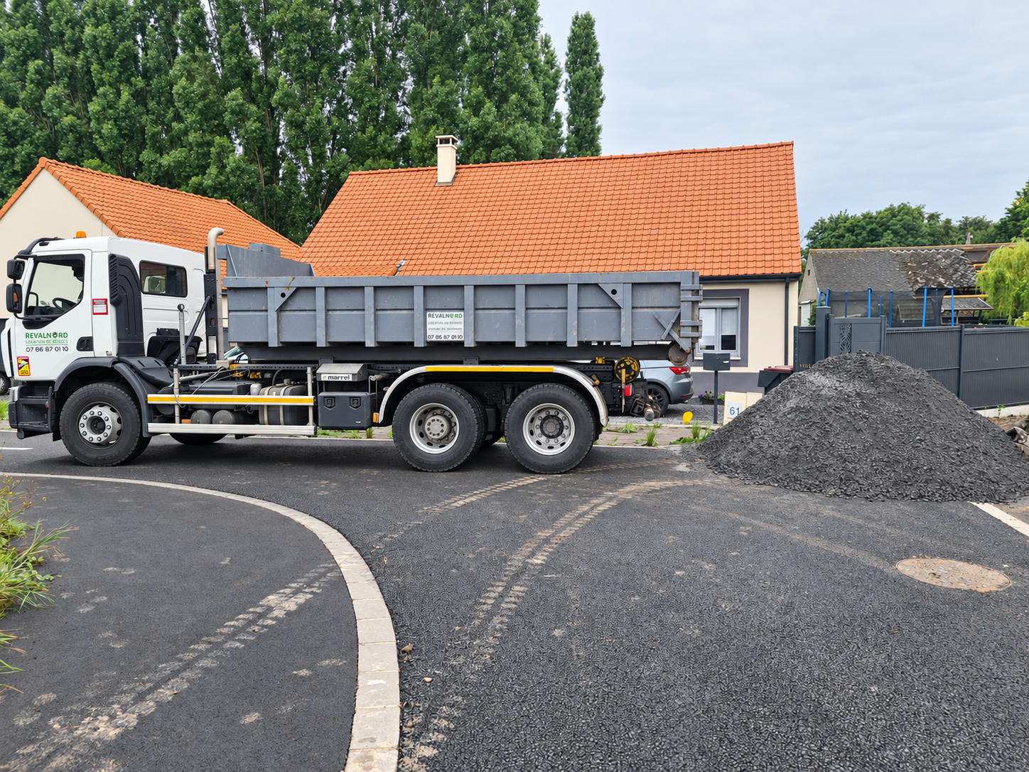 Camion Revalnord lors d’une livraison de matériaux chez un client